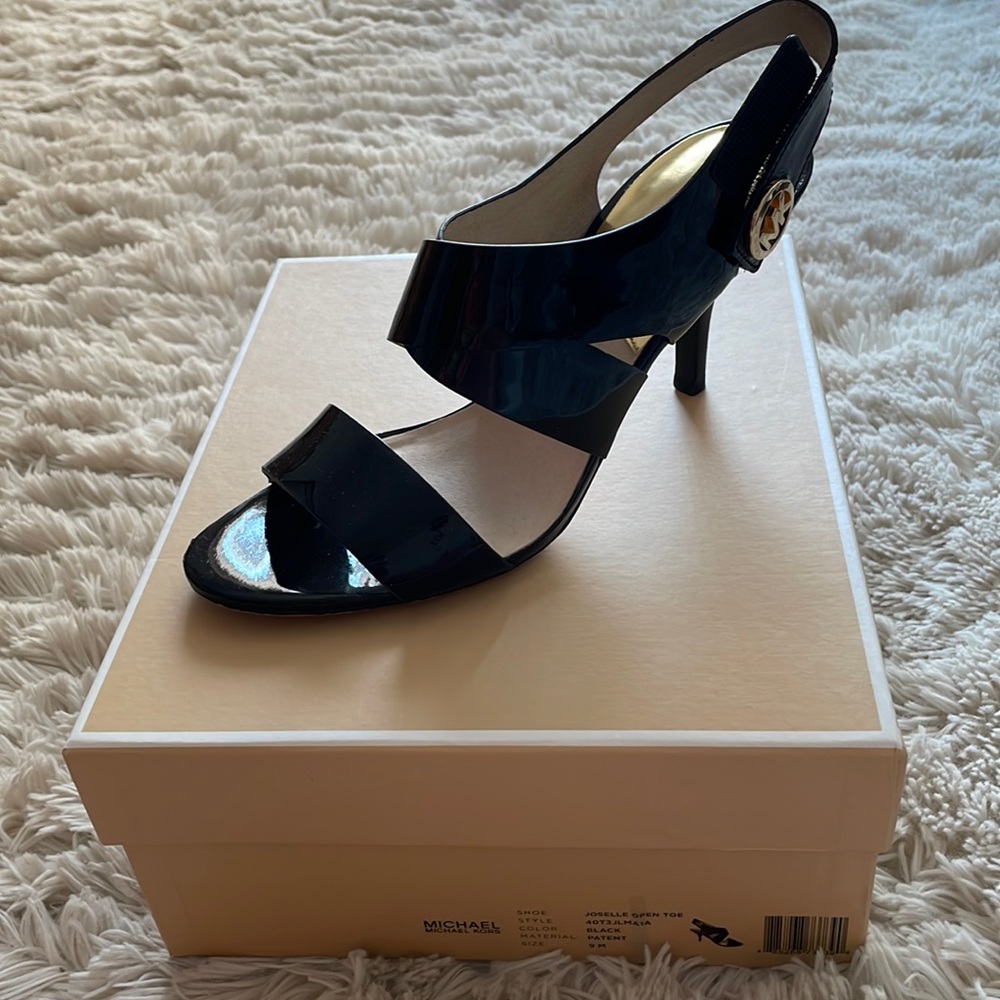 MICHAEL KORS BLACK PATENT LEATHER OPEN TOE HEELS